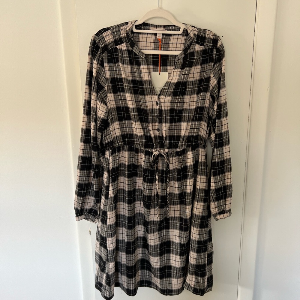 Knox Rose Black and White Long Sleeve Shirt Dress with V-neck and Cuffed Sleeves